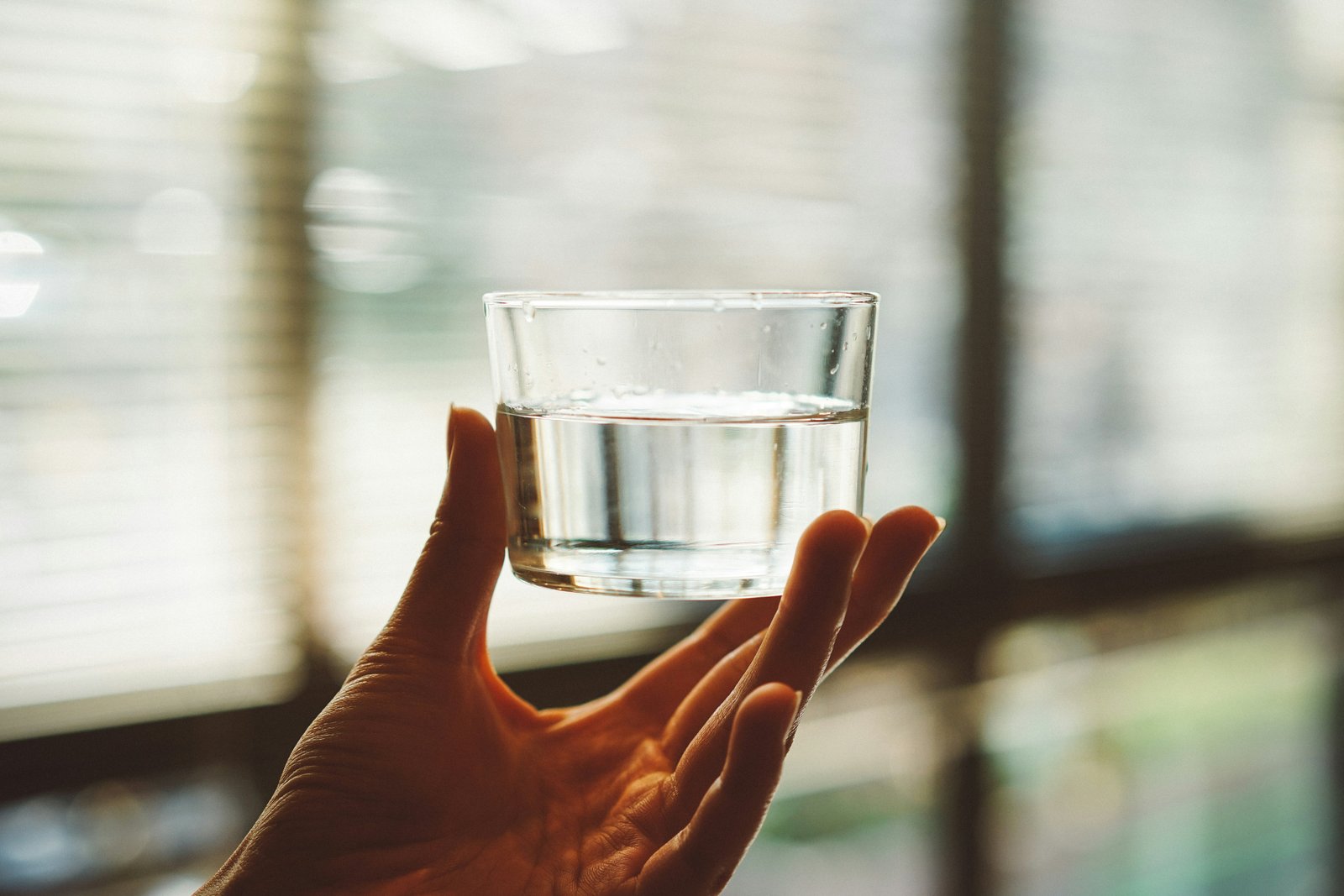 Verre d'eau pure - PFAS polluants éternels